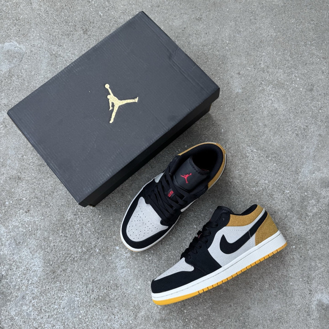 Air Jordan 1 Low Black Toe Taxi