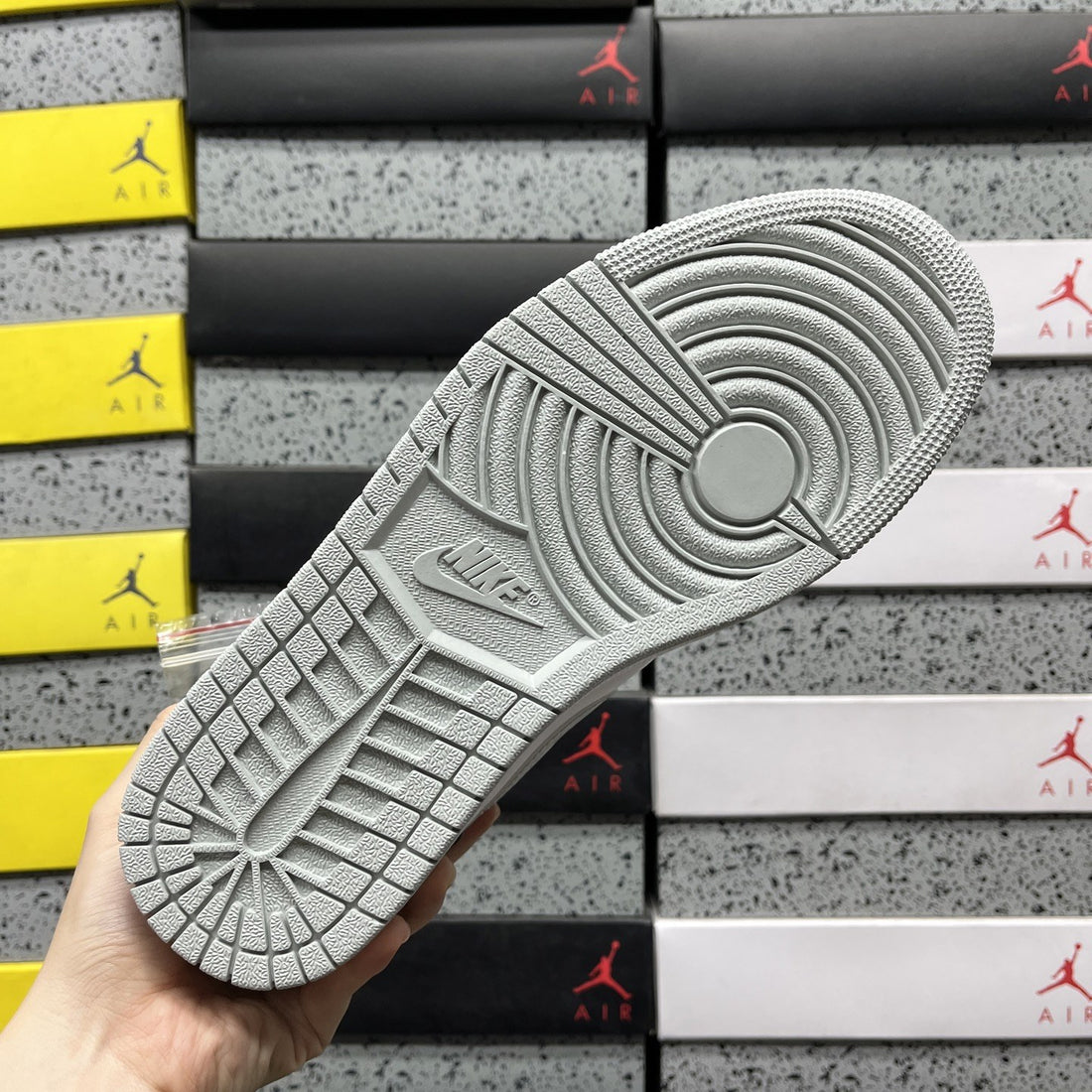 Air Jordan 1 Low Light Smoke Grey