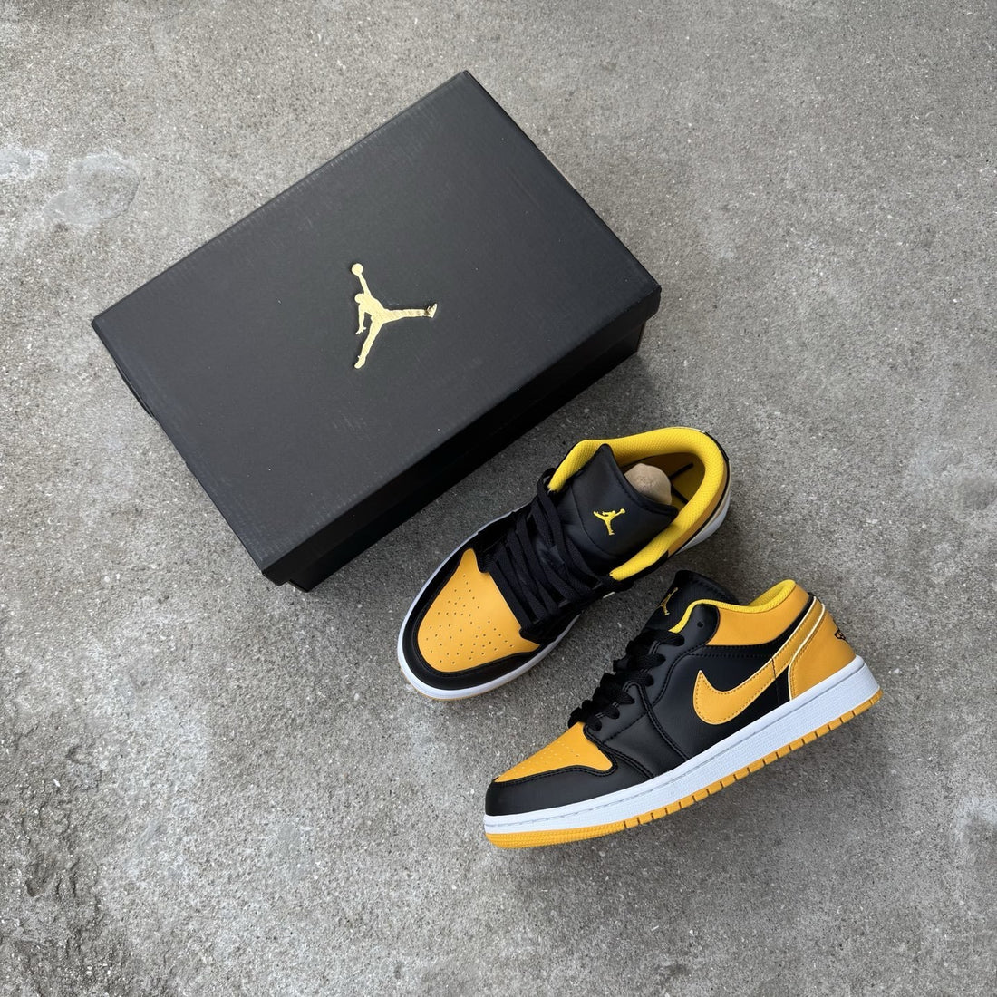 Air Jordan 1 Low Taxi Black Toe