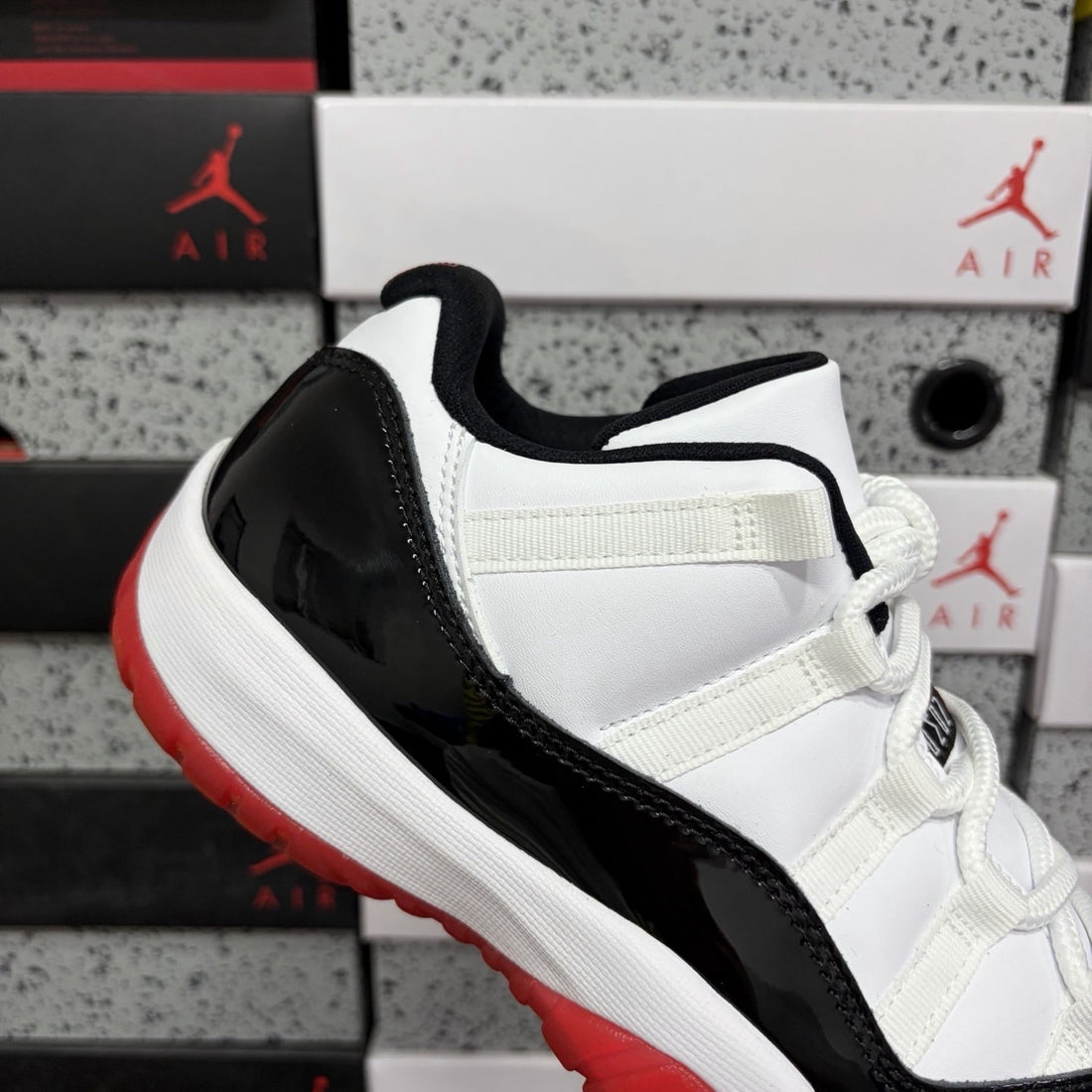 Air Jordan 11 Low Concord Bred