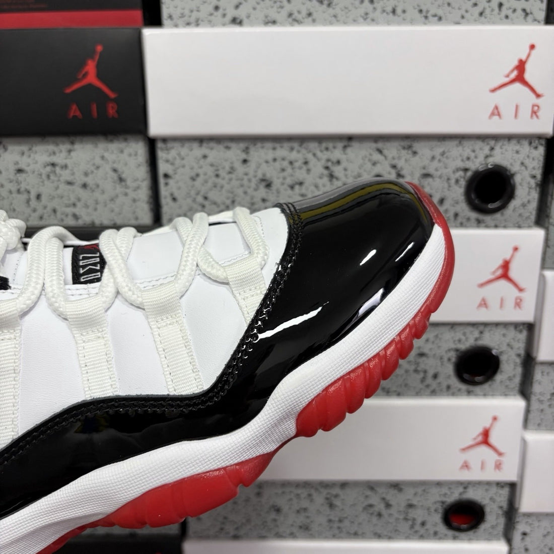 Air Jordan 11 Low Concord Bred