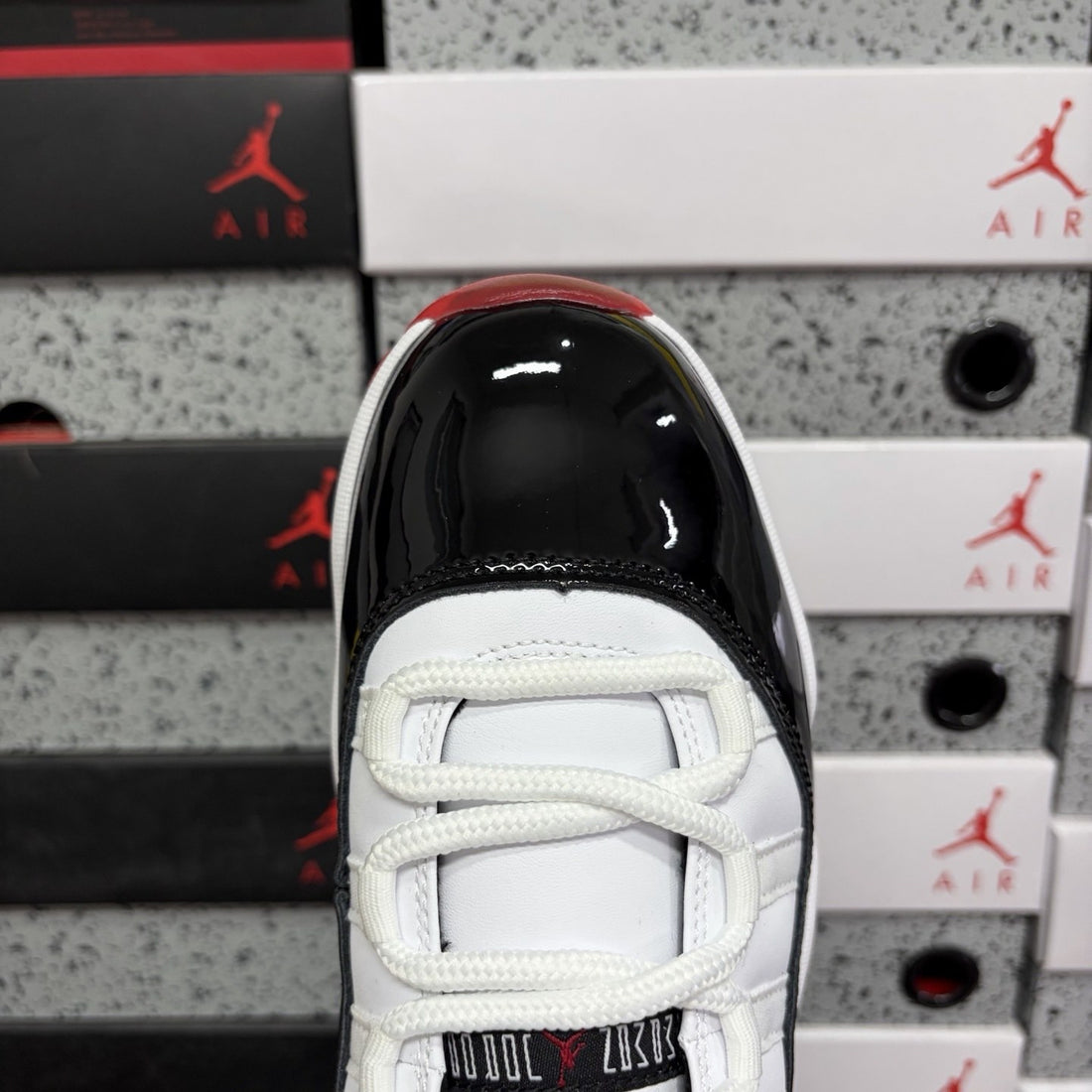 Air Jordan 11 Low Concord Bred