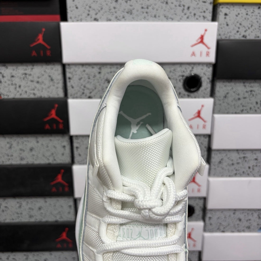 Air Jordan 11 Low Emerald