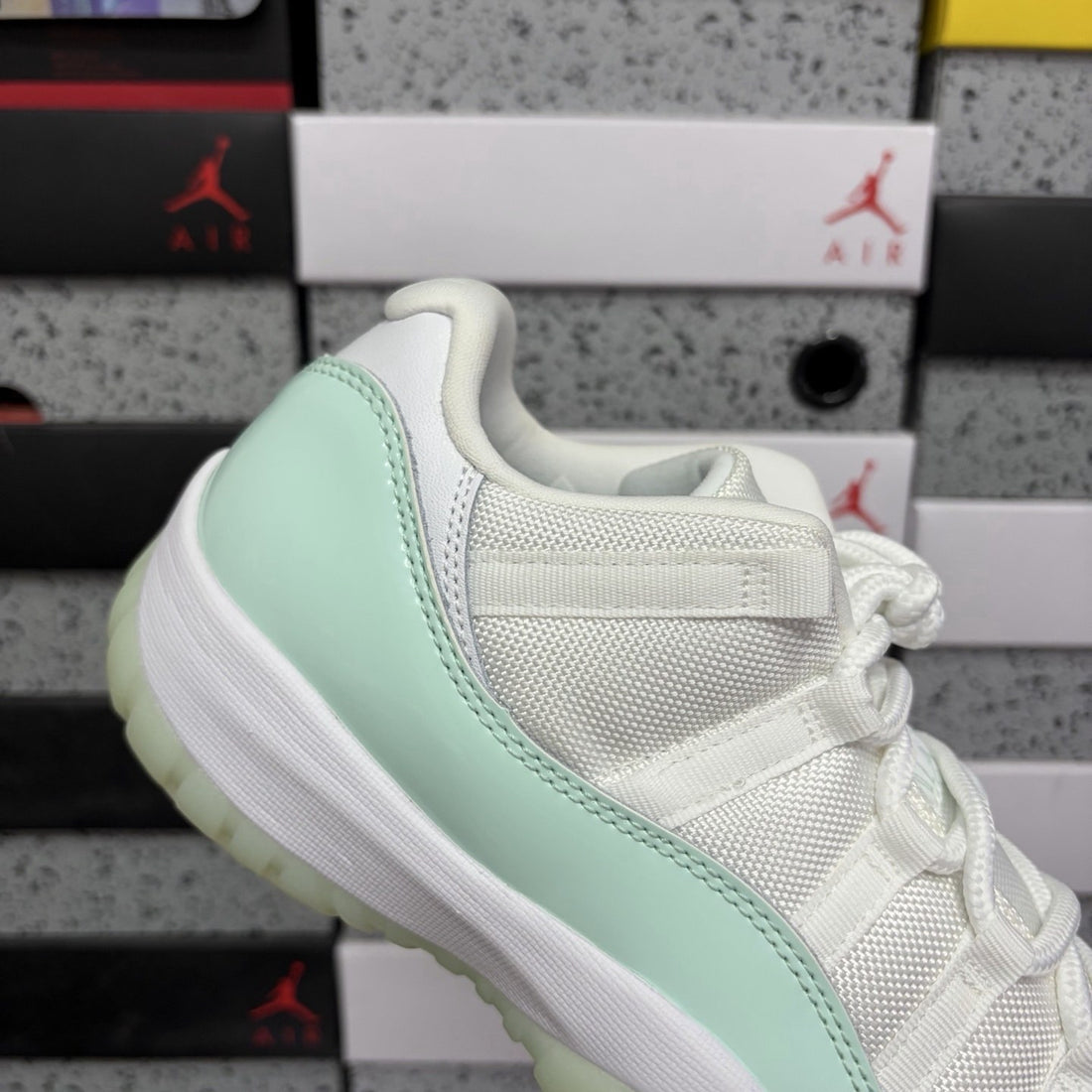 Air Jordan 11 Low Emerald