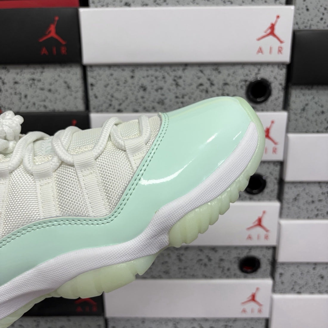 Air Jordan 11 Low Emerald