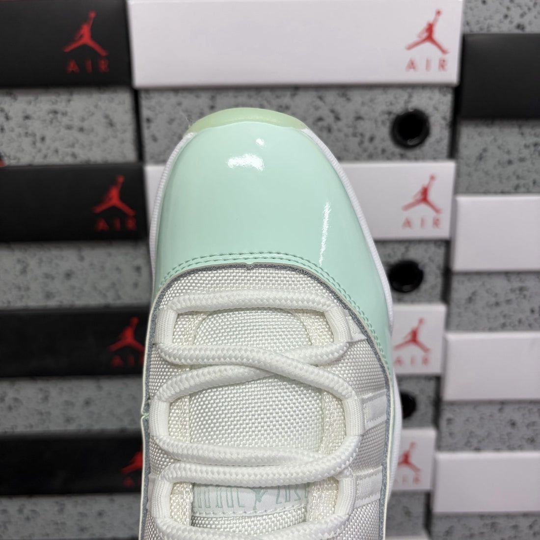 Air Jordan 11 Low Emerald