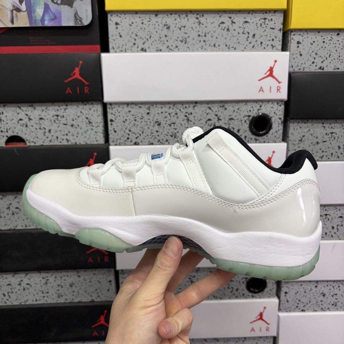 Air Jordan 11 Low Legend Blue