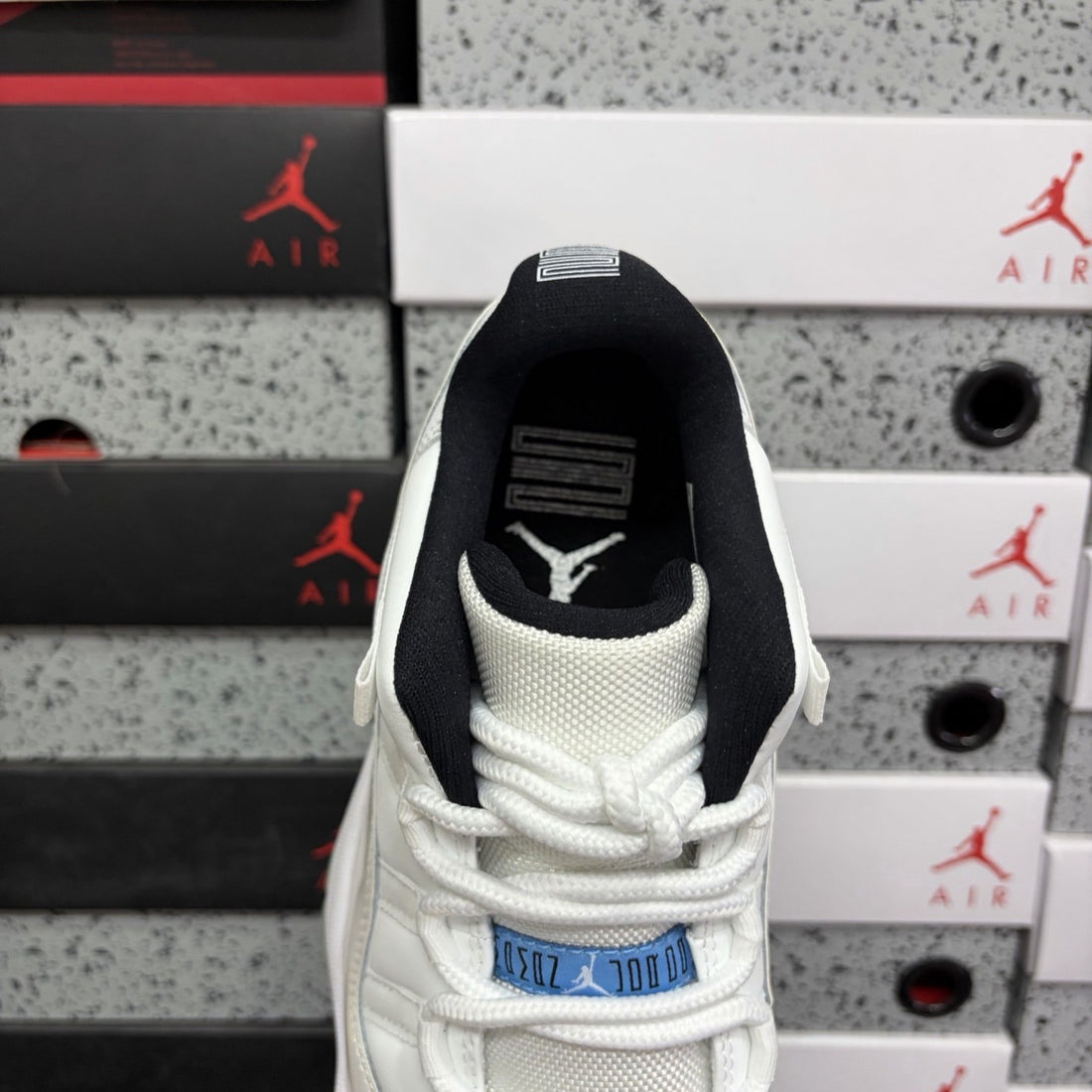Air Jordan 11 Low Legend Blue