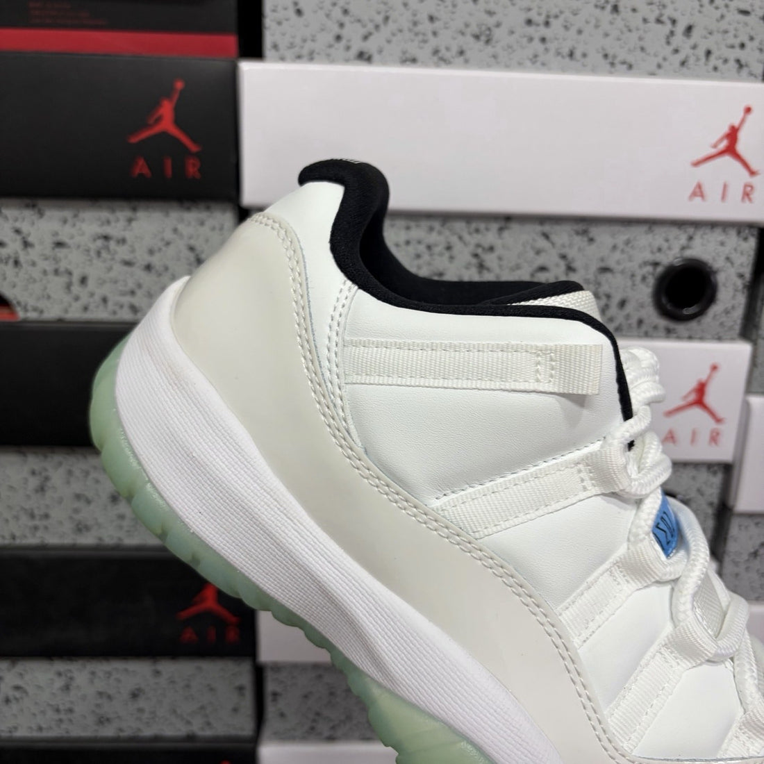 Air Jordan 11 Low Legend Blue