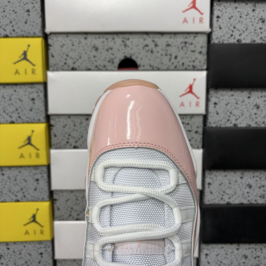 Air Jordan 11 Low Legend Pink