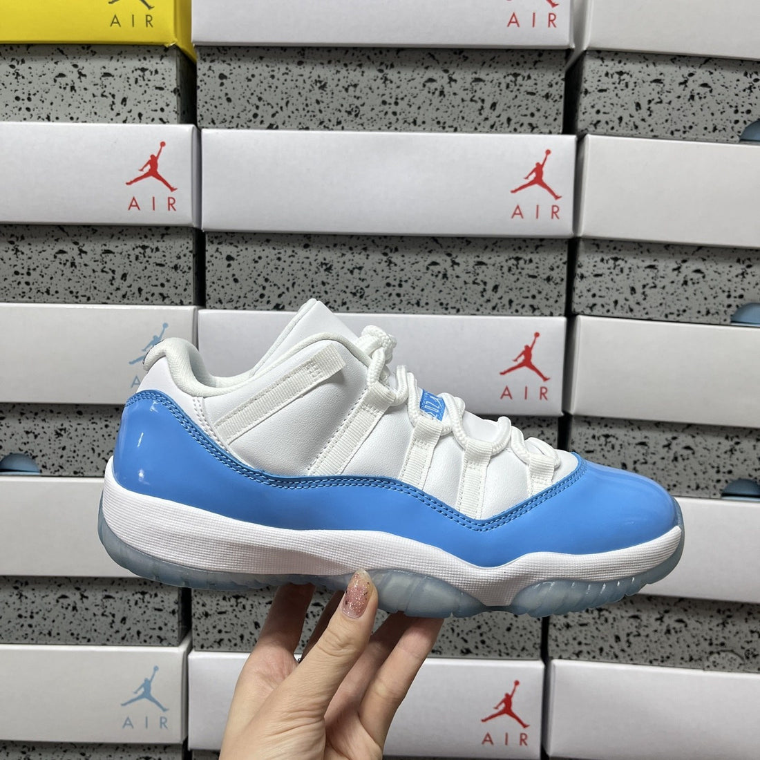 Air Jordan 11 Low UNC