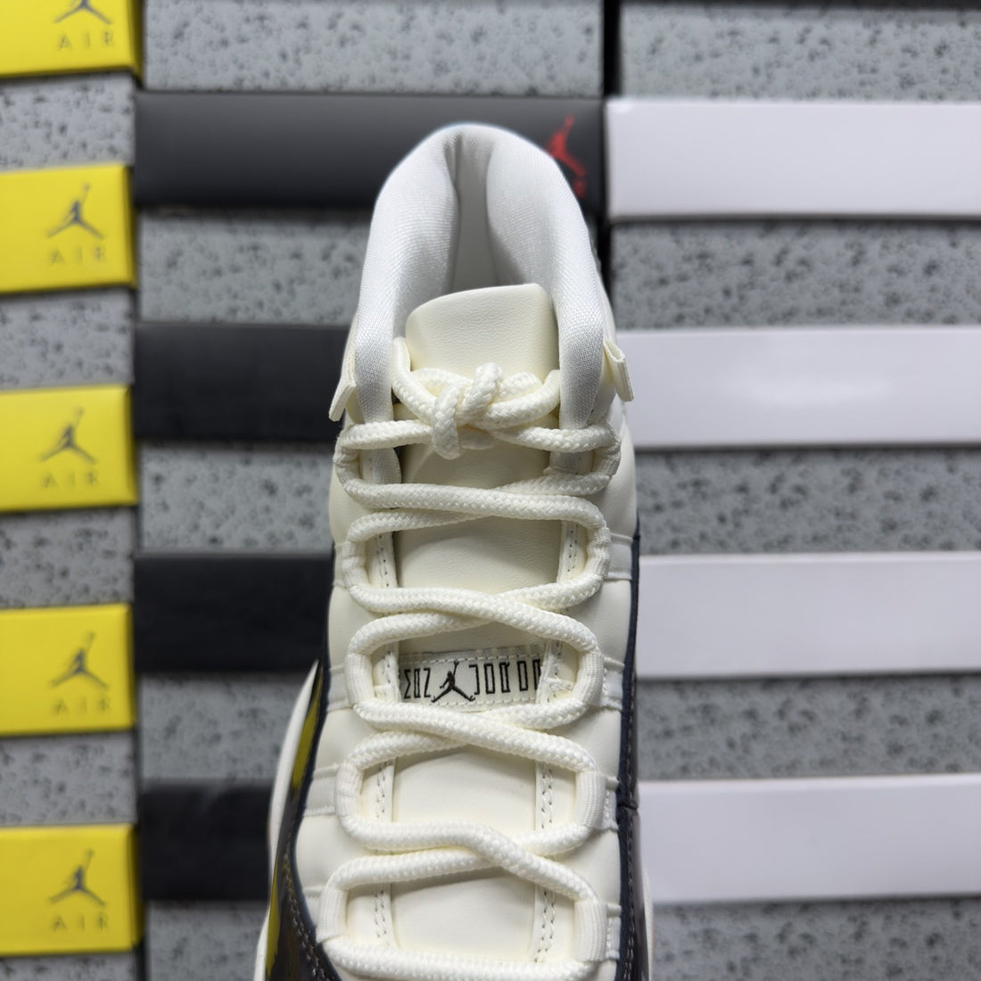 Air Jordan 11 Neapolitan
