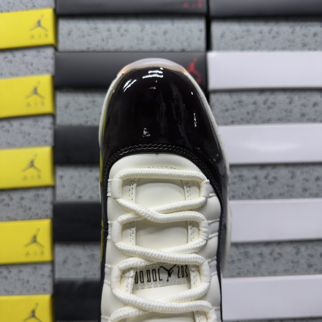 Air Jordan 11 Neapolitan