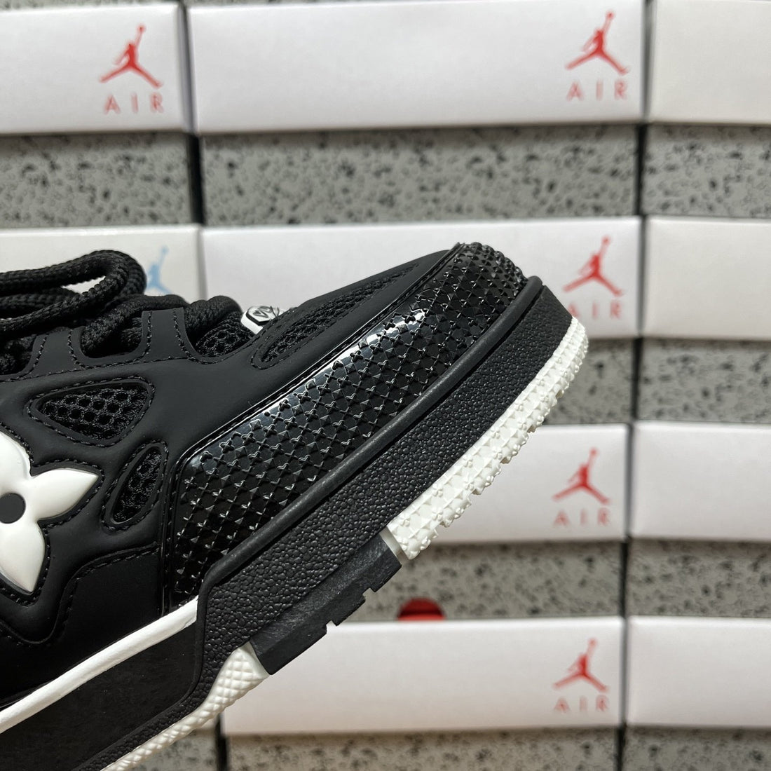 LV Skate Black White