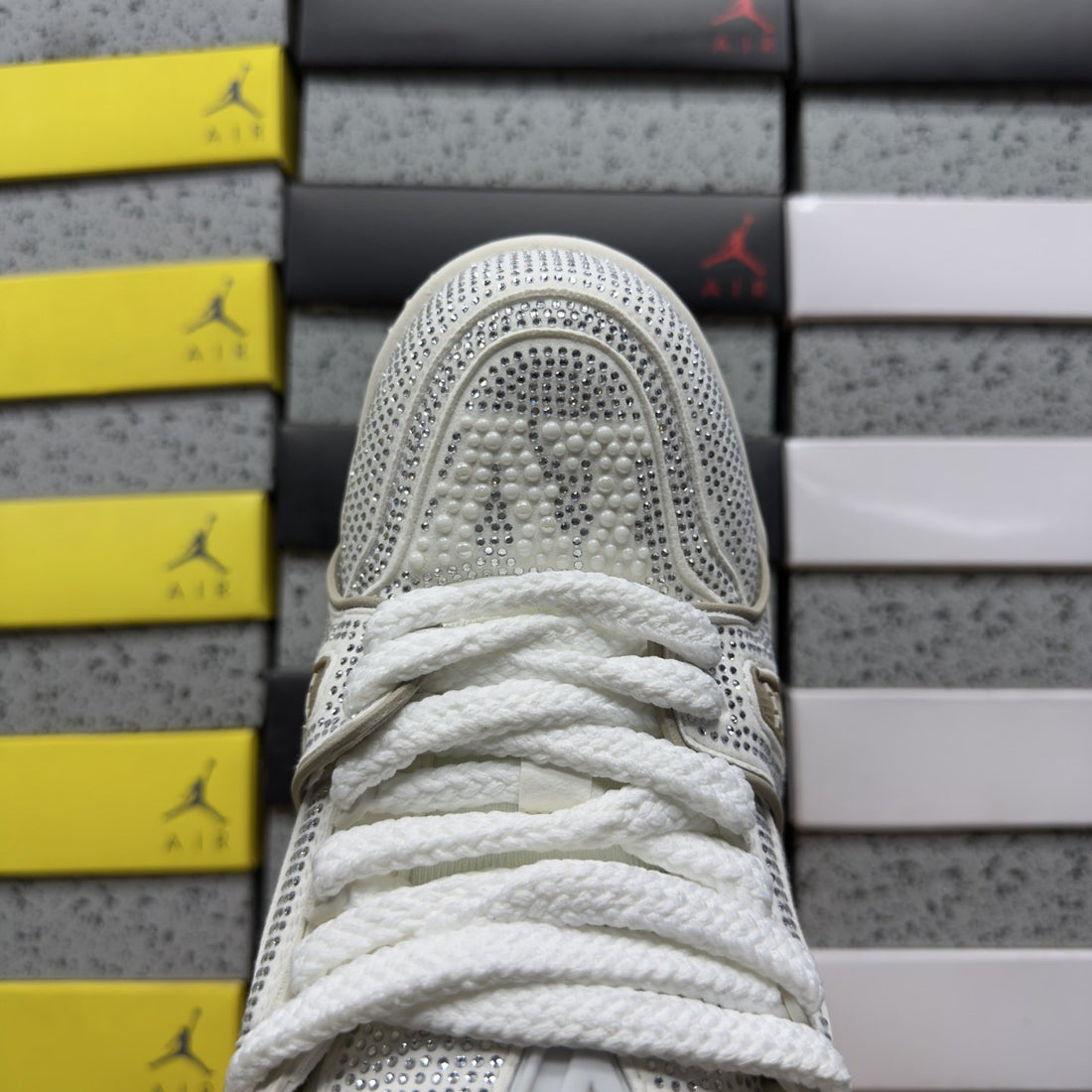 LV Trainer Cream Strass