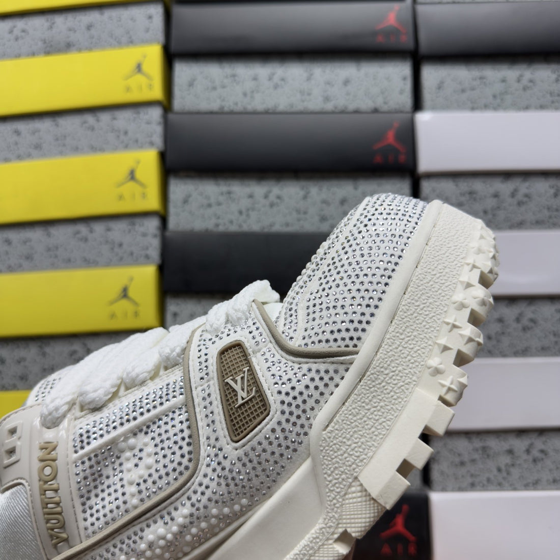 LV Trainer Cream Strass