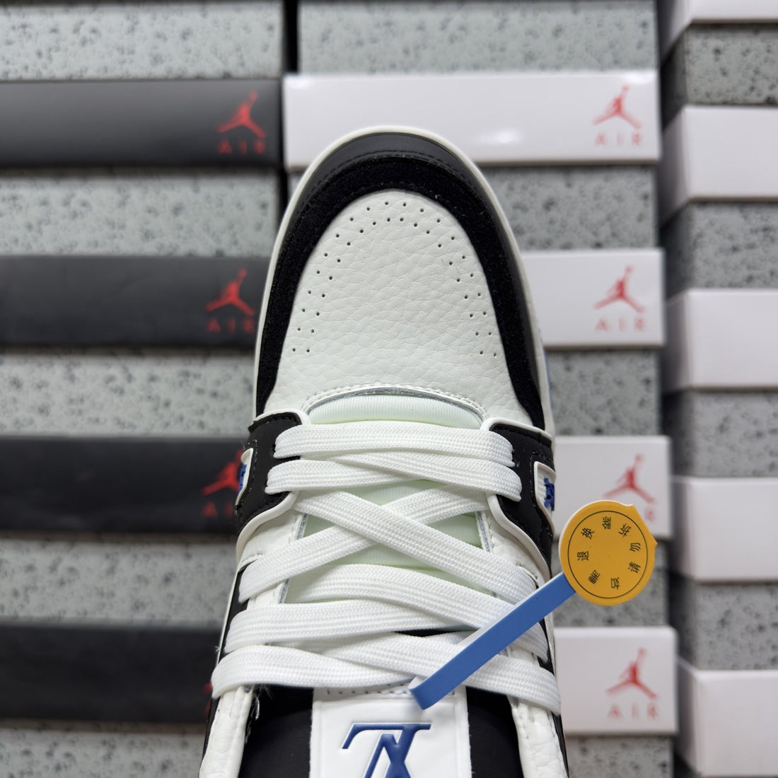 LV Trainer White Black Blue