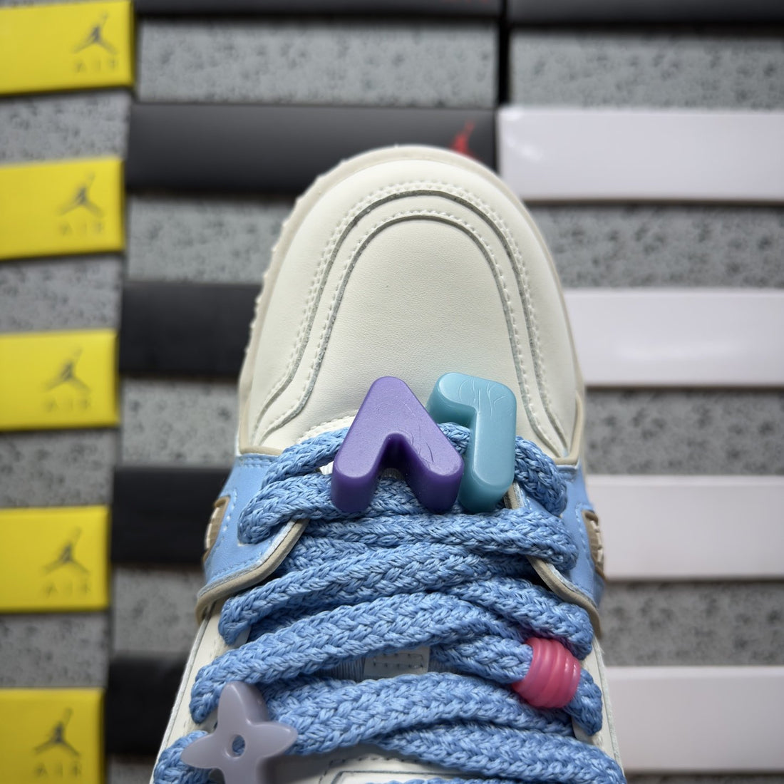 LV Trainer White Blue Maxi