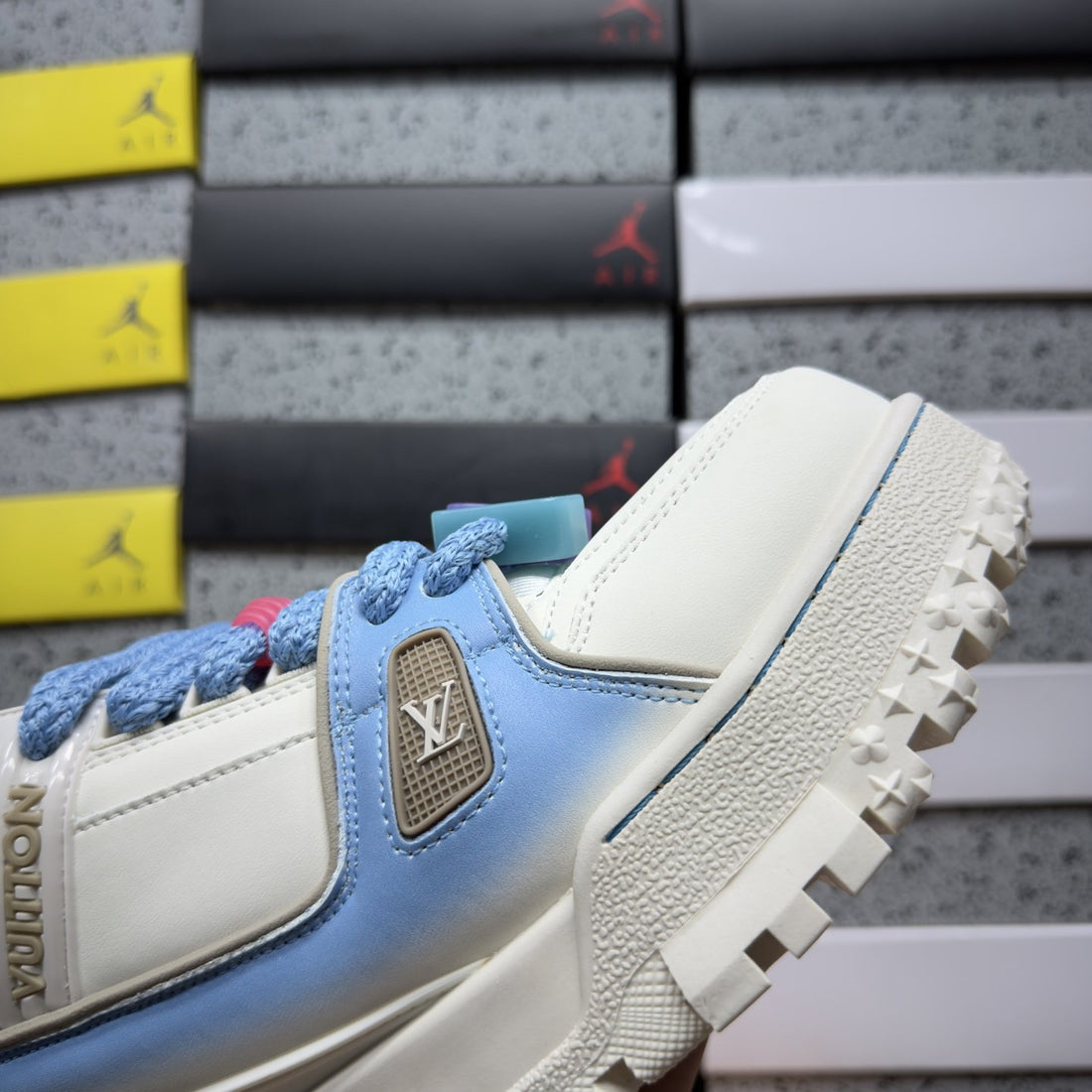 LV Trainer White Blue Maxi
