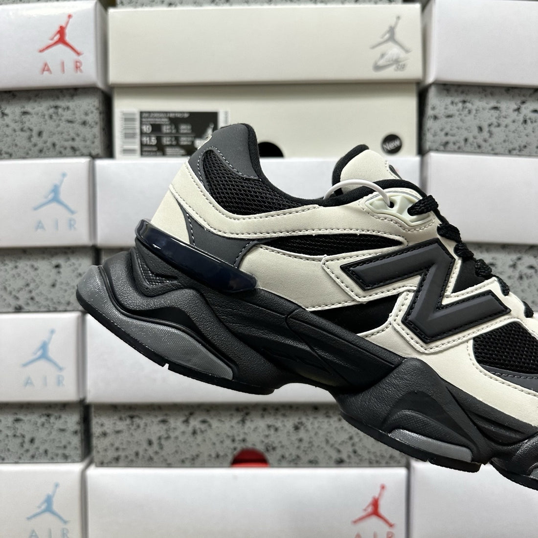 NB 9060 Black Cream Contrast