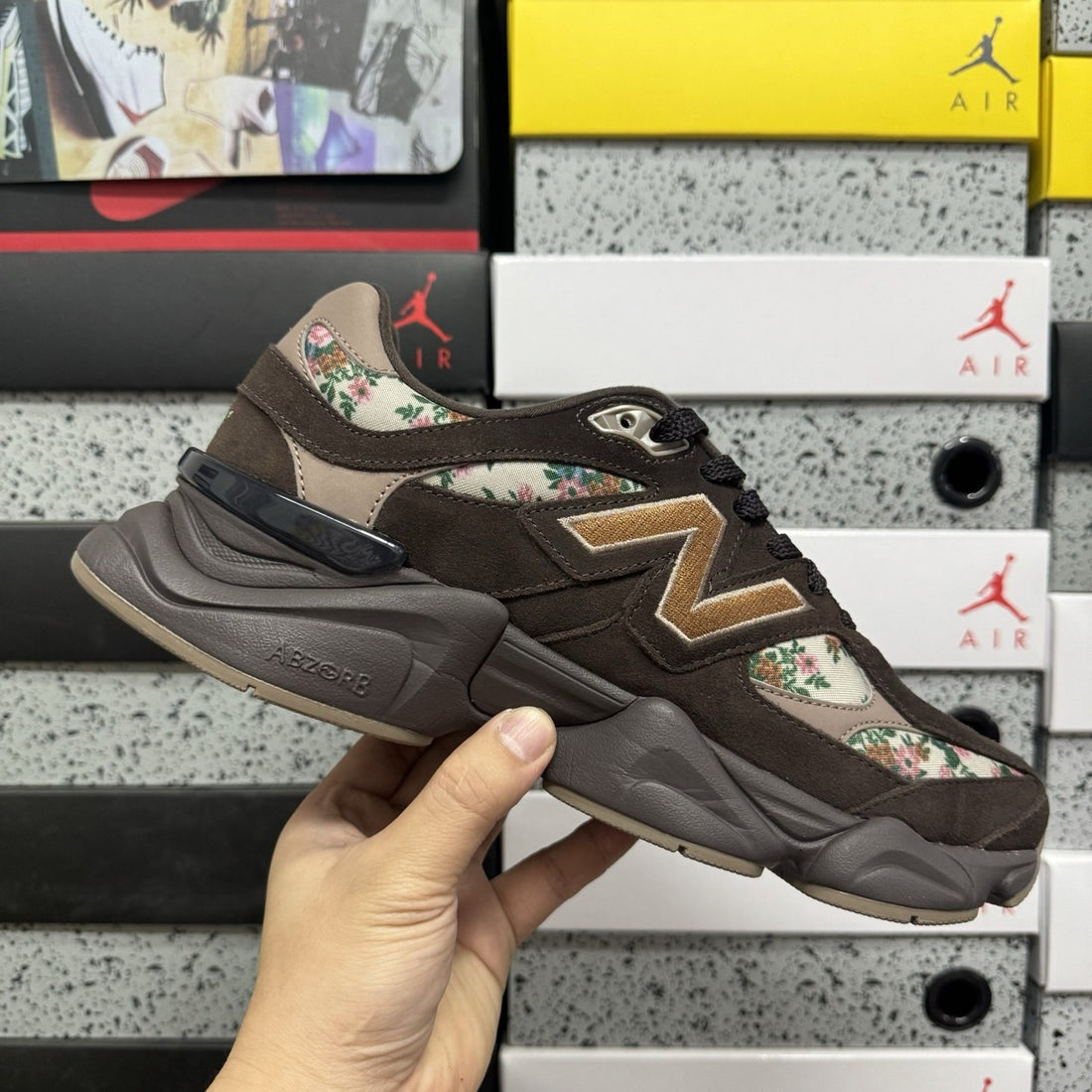 NB 9060 Brown Floral Gold