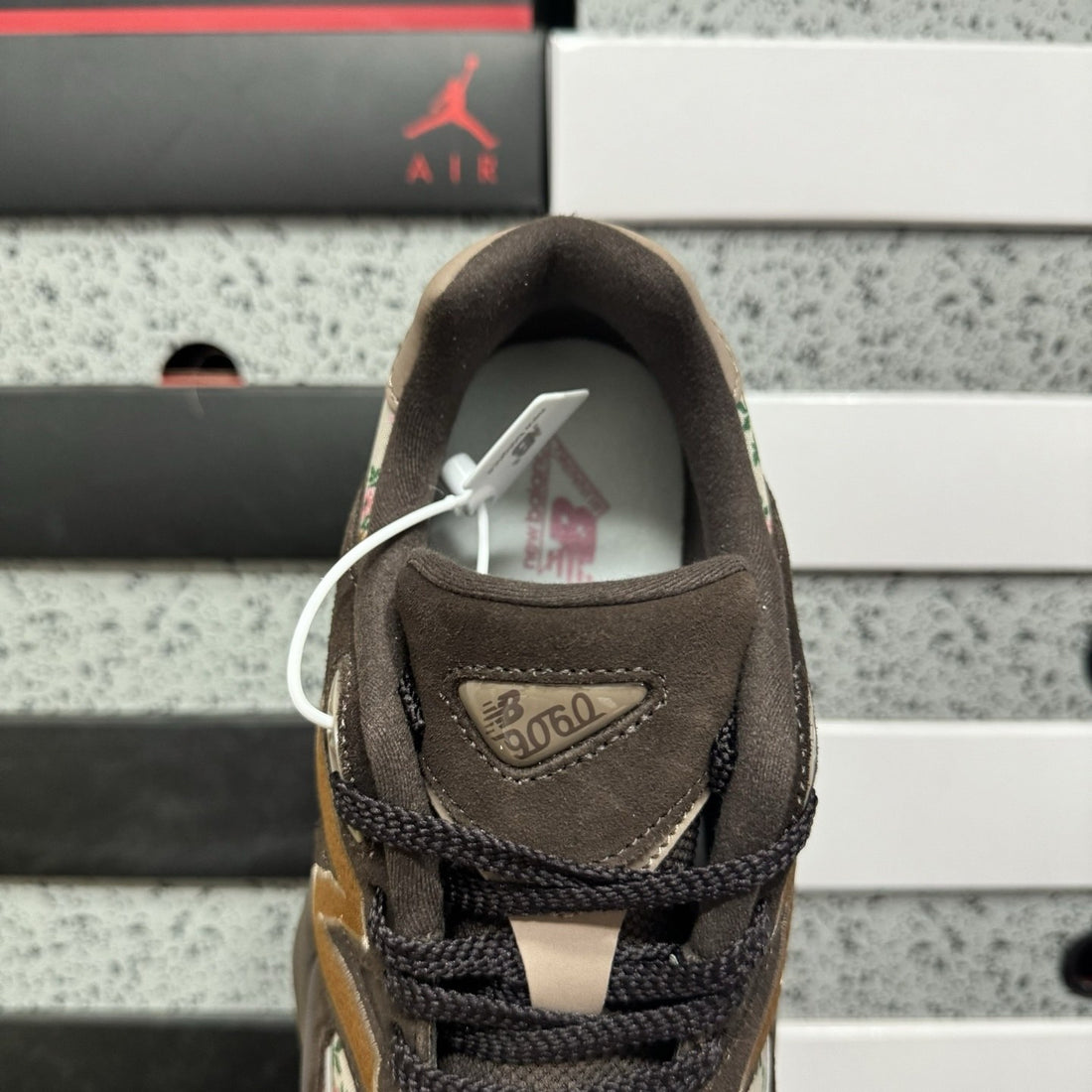 NB 9060 Brown Floral Gold