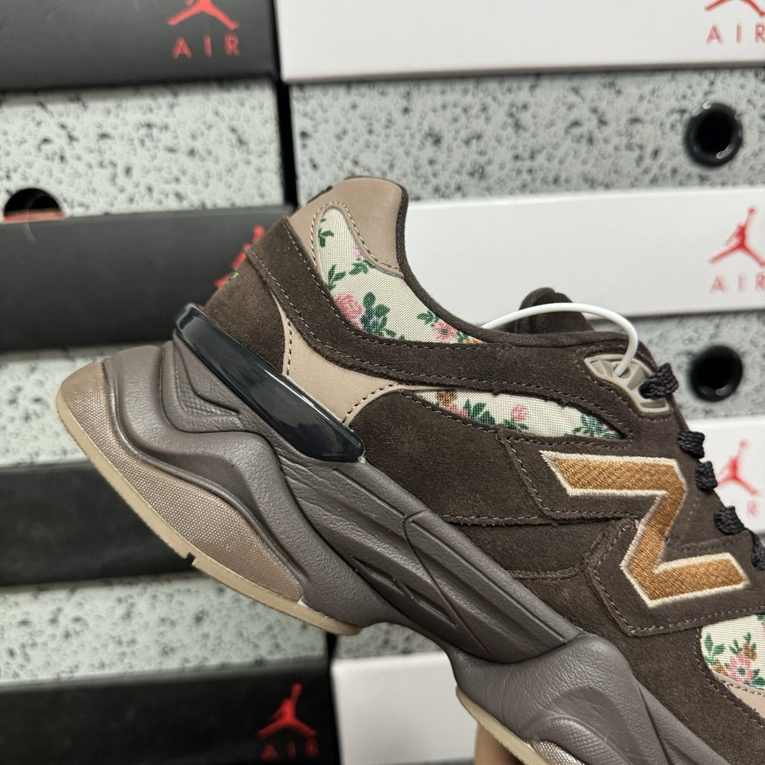 NB 9060 Brown Floral Gold
