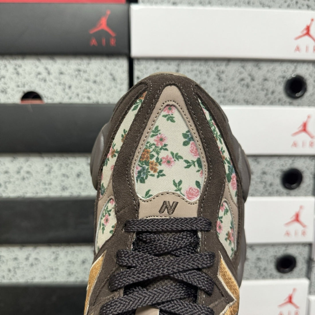 NB 9060 Brown Floral Gold