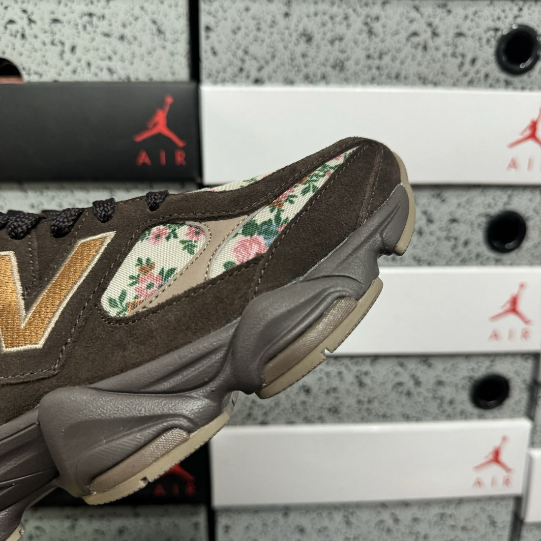 NB 9060 Brown Floral Gold