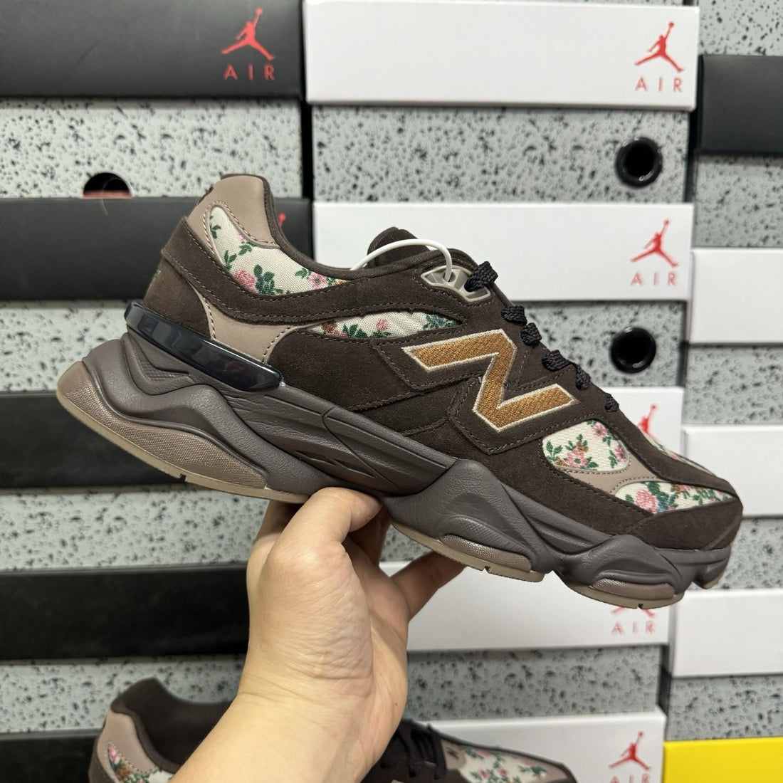 NB 9060 Brown Floral Gold