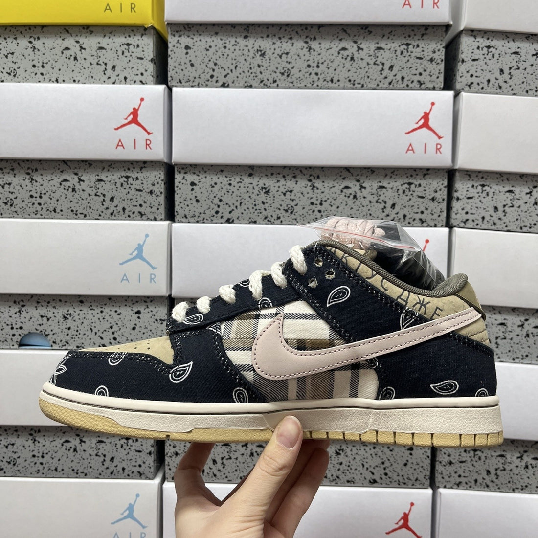 SB Dunk Low Travis Scott