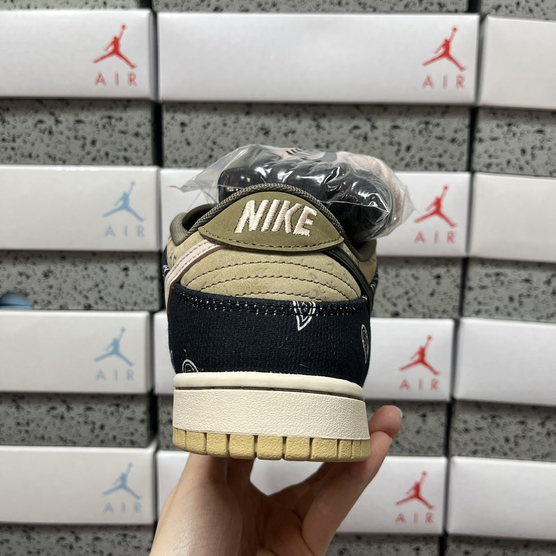SB Dunk Low Travis Scott
