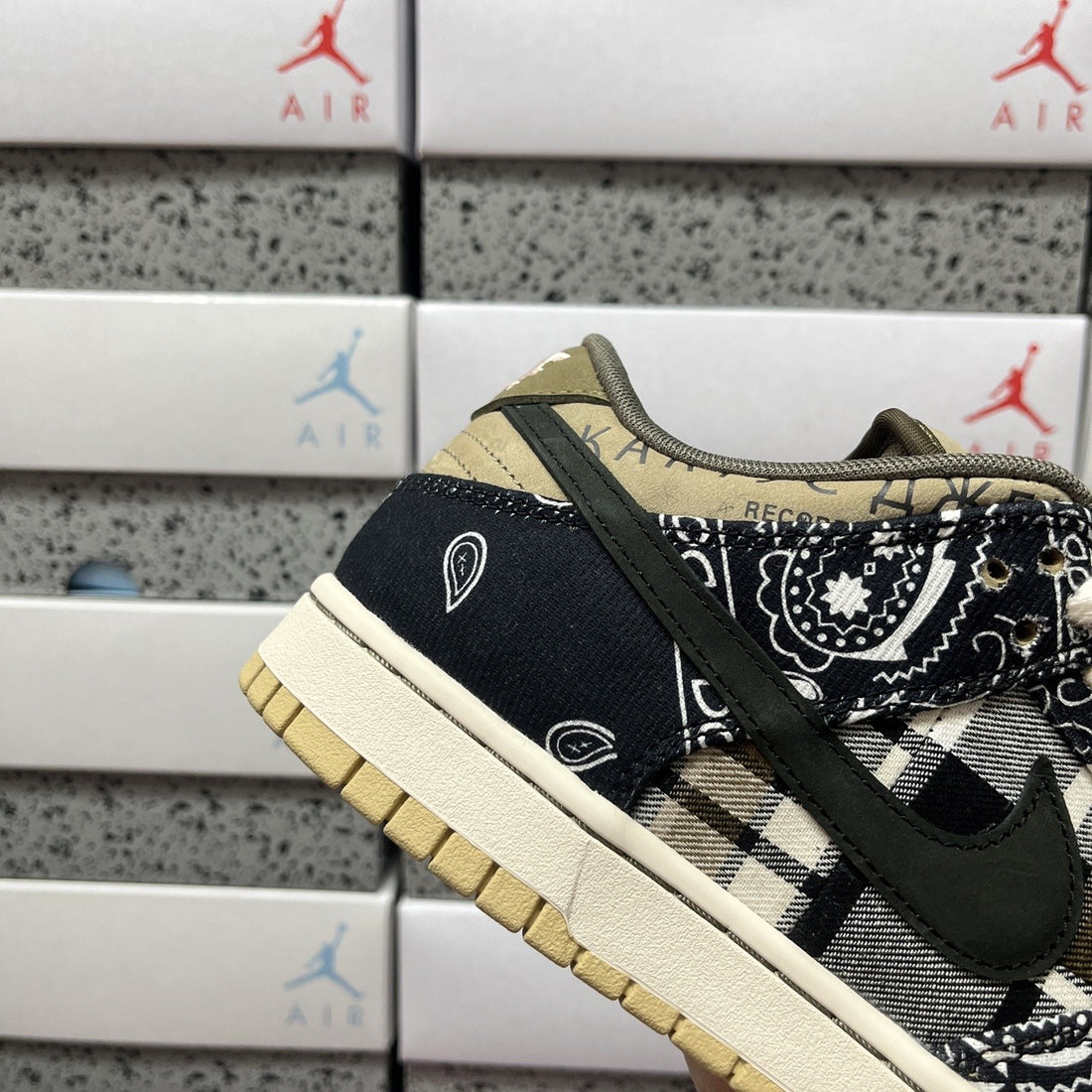 SB Dunk Low Travis Scott