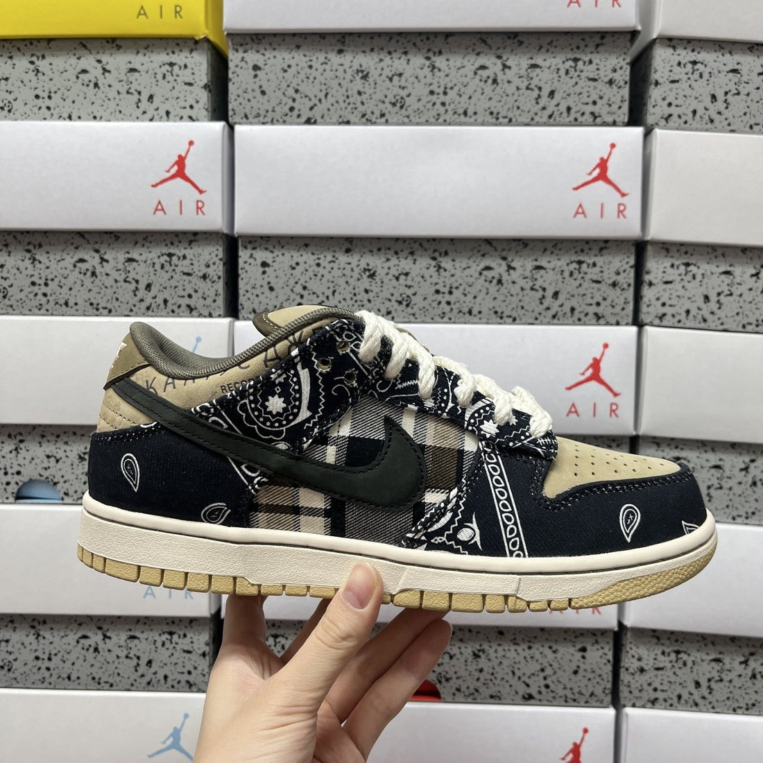 SB Dunk Low Travis Scott